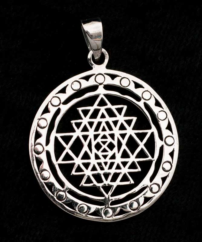 Pendentif Sri Yantra en argent massif 925 – Géométrie sacrée artisanale