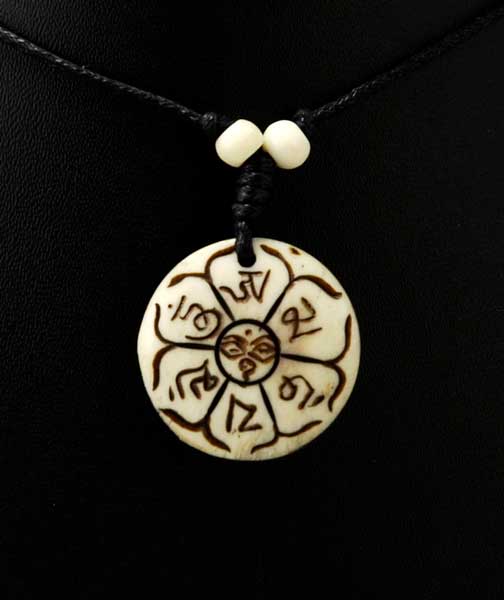 Collier Tibétain Avec Pendentif Os Corne Yak Buffle Om Mani Padme Aum