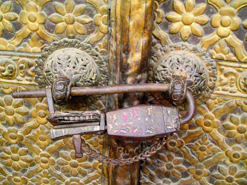 Ancien Cadenas Traditionnel En Fer Forgé – Artisanat Du Népal Et Du Tibet