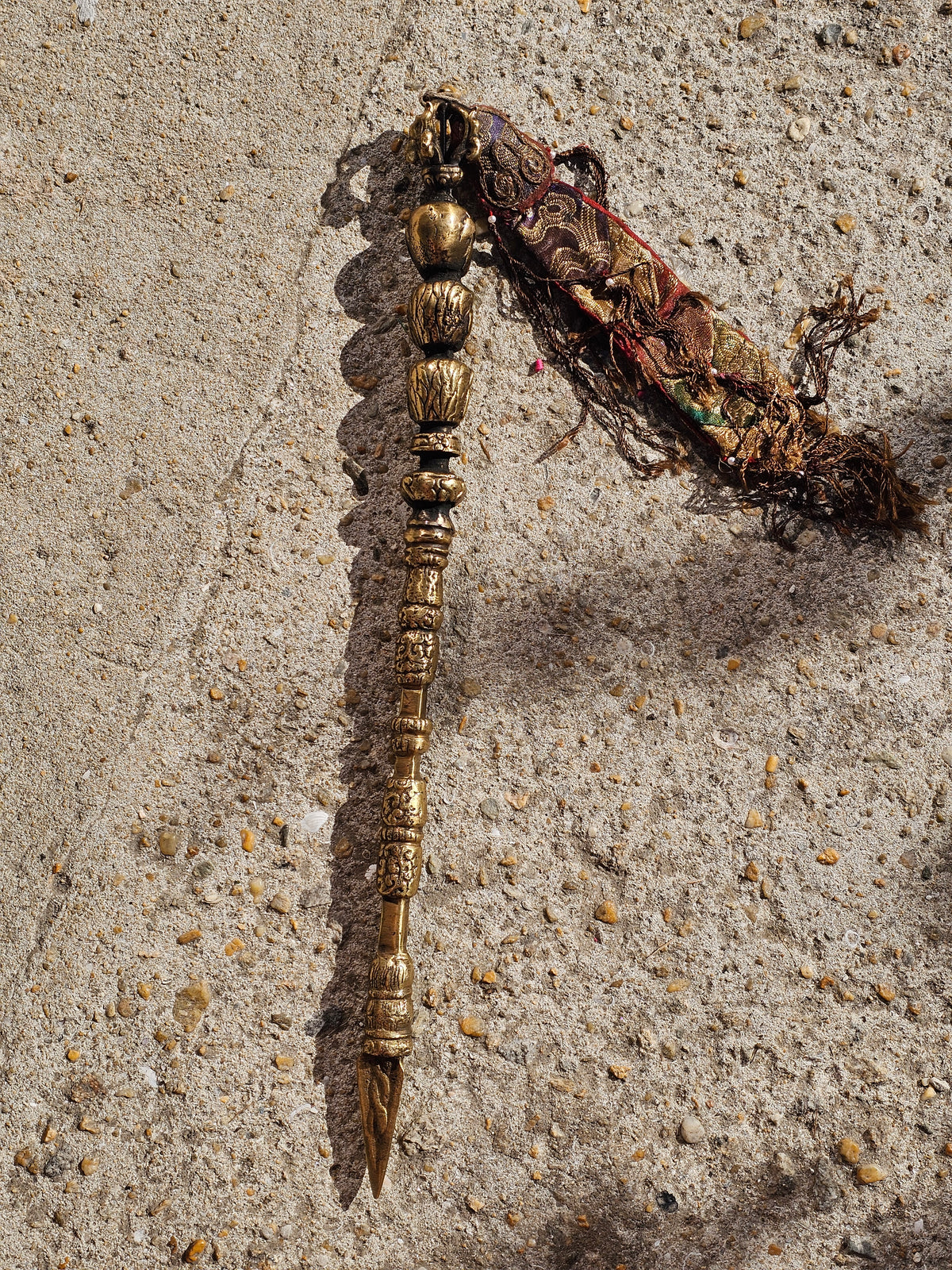 Khatvanga Tibétain avec Trident avec Brocart – Sceptre Rituel du Bouddhisme Tantrique