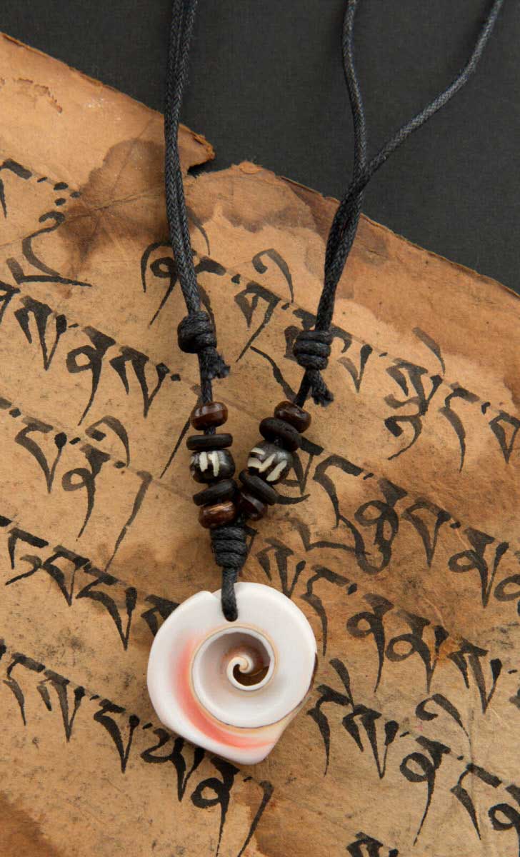 Collier Œil de Sainte Lucie en coquillage – Bijou ethnique artisanal