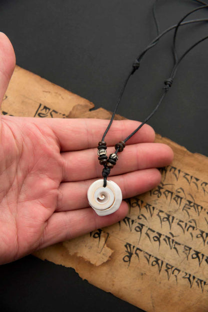Collier Œil de Sainte Lucie en coquillage – Bijou ethnique artisanal