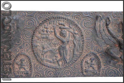 Stèle Népalaise de Garuda – Sculpture Traditionnelle en Bois