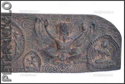 Stèle Népalaise de Garuda – Sculpture Traditionnelle en Bois