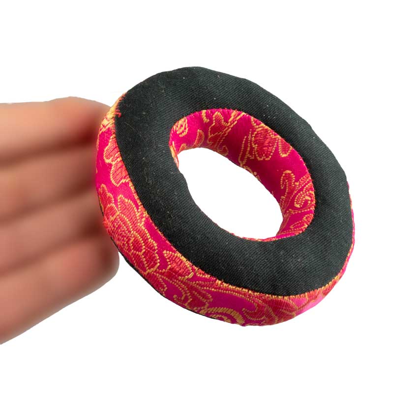 Coussin pour Bol Tibétain Chantant en Brocart Rose Fuchsia Ø9cm – Artisanat du Népal