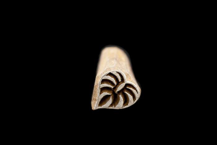 Tampon Encreur En Bois Sculpté – Motif Fleur Mandala
