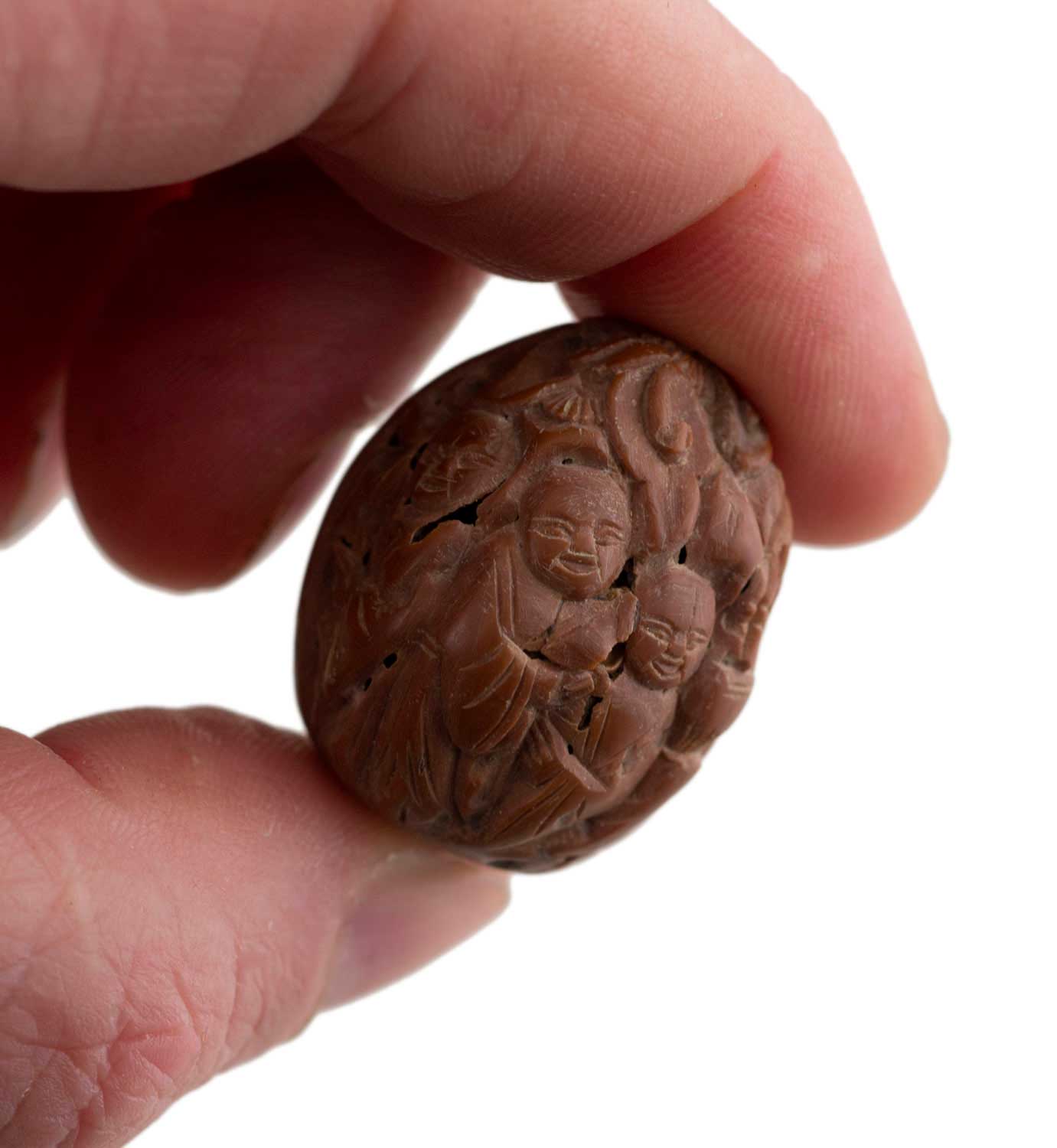 Coquille de Noix Hediao Sculptée – Bouddha et Moines Luohan