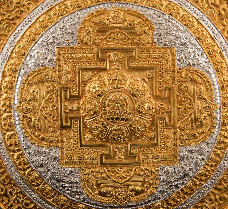 Mandala Bouddhiste Tibétain En Cuivre Doré Et Argenté 23,5 cm – Symboles Ashtamangala Du Népal