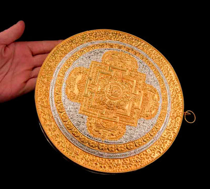 Mandala Bouddhiste Tibétain En Cuivre Doré Et Argenté 23,5 cm – Symboles Ashtamangala Du Népal