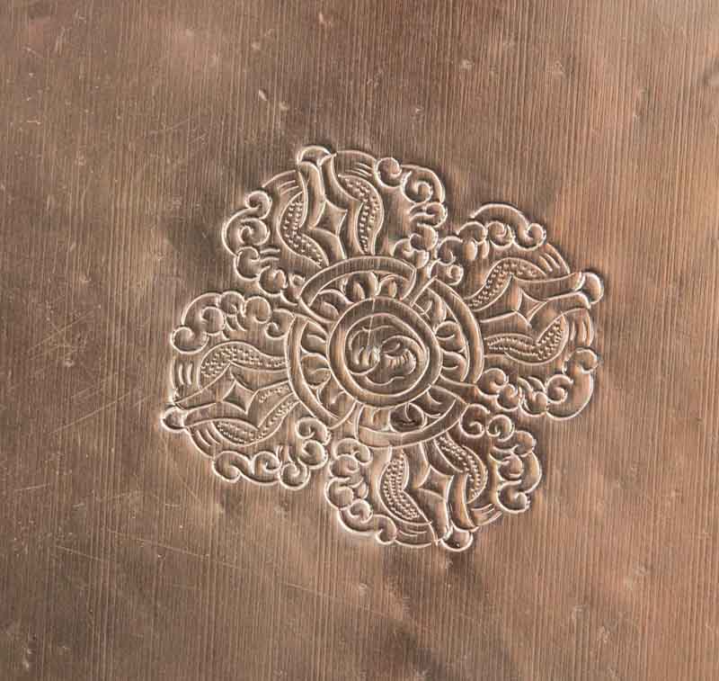 Mandala Bouddhiste Tibétain En Cuivre Doré Et Argenté 23,5 cm – Symboles Ashtamangala Du Népal