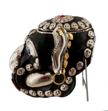 Crâne de Singe Kapala Bouddhiste en Résine et Métal – Objet Rituel Tibétain