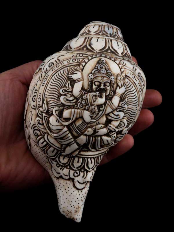 Conque Bouddhiste Tibétaine Mahakala Shakti Shanka – Coquillage Sculpté Artisanal du Népal
