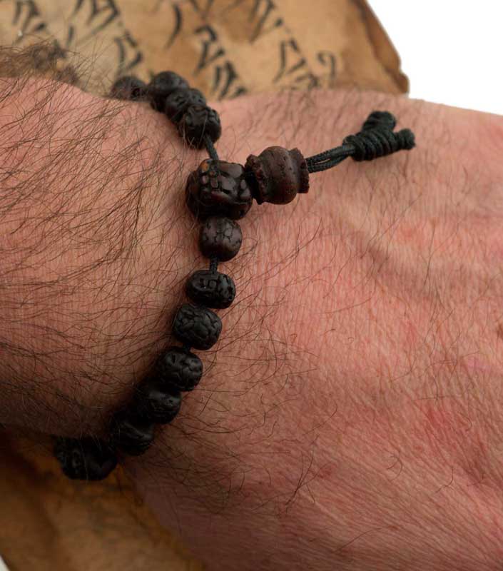Bracelet Mala Tibétain En Graines De Rudraksha Foncées Polies – Ajustable Et Artisanal