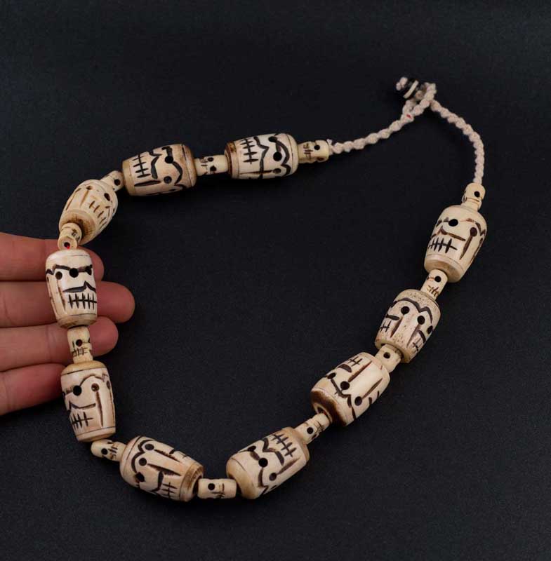 Collier Chamanique Têtes de Mort Népalais – Bijou Spirituel en Os de Bovin
