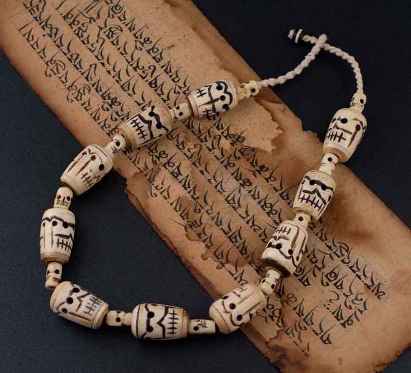 Collier Chamanique Têtes de Mort Népalais – Bijou Spirituel en Os de Bovin