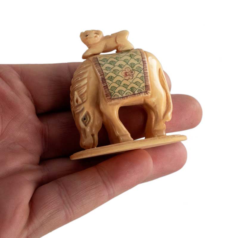 Figurine Cheval et Singe en Os Sculpté – Artisanat Chinois Fait Main