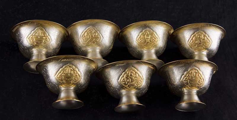 7 Bols d'Offrande Bouddhistes en Cuivre Ciselé Ø 7.1 cm – Artisanat Traditionnel du Népal