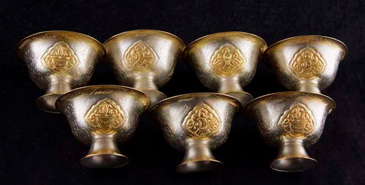 7 Bols d'Offrande Bouddhistes en Cuivre Ciselé Ø 7.1 cm – Artisanat Traditionnel du Népal