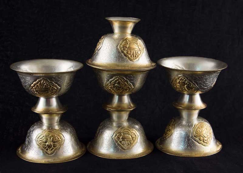 7 Bols d'Offrande Bouddhistes en Cuivre Ciselé Ø 7.1 cm – Artisanat Traditionnel du Népal