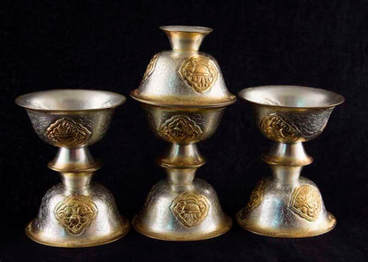 7 Bols d'Offrande Bouddhistes en Cuivre Ciselé Ø 7.1 cm – Artisanat Traditionnel du Népal