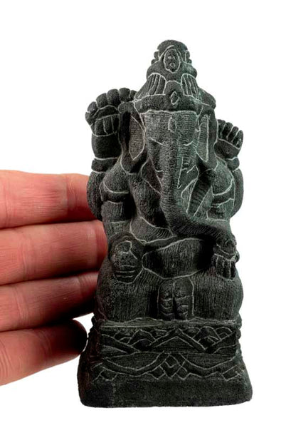Statue Ganesh en Pierre de Lave – Sculpture Hindoue Artisanale d’Indonésie