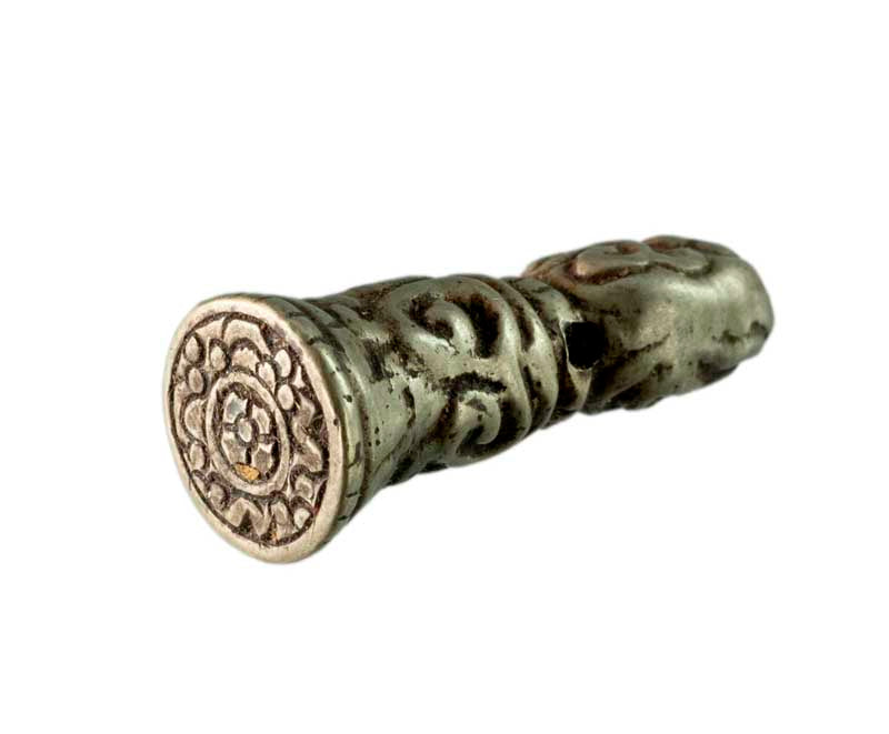 Sceau tibétain en bronze – Objet artisanal inspiré de la tradition bouddhiste