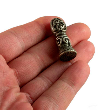 Sceau tibétain en bronze – Objet artisanal inspiré de la tradition bouddhiste