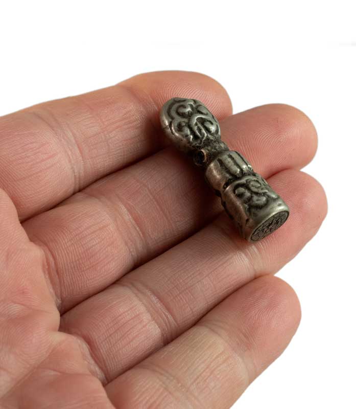 Sceau tibétain en bronze – Objet artisanal inspiré de la tradition bouddhiste