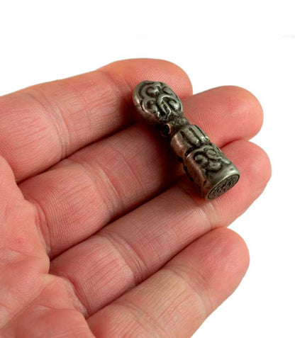 Sceau tibétain en bronze – Objet artisanal inspiré de la tradition bouddhiste