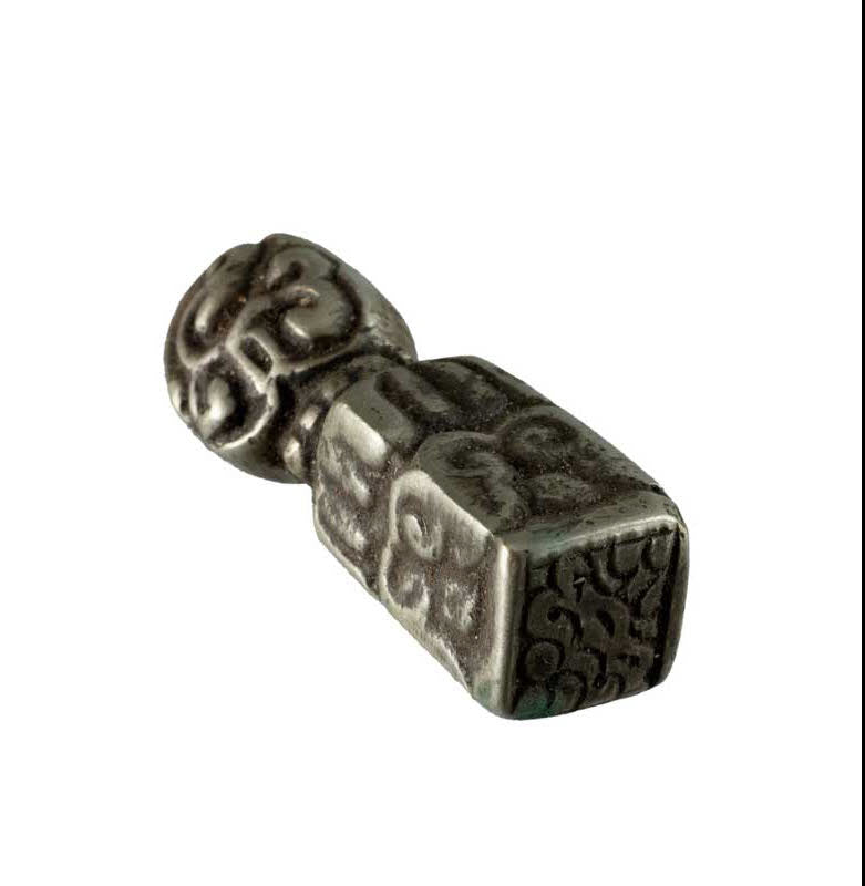 Sceau tibétain fleur en bronze – Objet artisanal inspiré de la tradition bouddhiste
