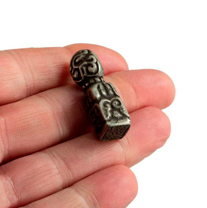 Sceau tibétain fleur en bronze – Objet artisanal inspiré de la tradition bouddhiste