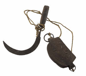 Ancienne Faucille Serpe Tibétaine Avec Étui en Bois – Outil Agricole de l’Himalaya