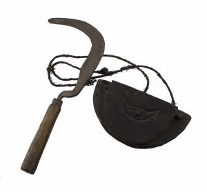 Ancienne Faucille Serpe Tibétaine Avec Étui en Bois – Outil Agricole de l’Himalaya