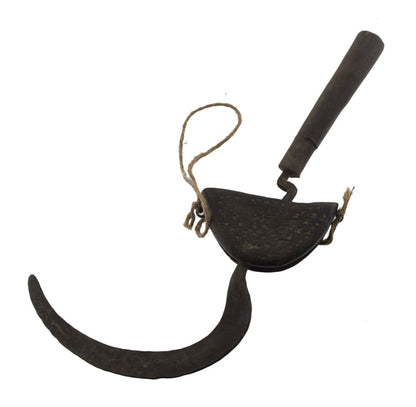 Ancienne Faucille Serpe Tibétaine en Fer et Bois – Outil Agricole de l’Himalaya