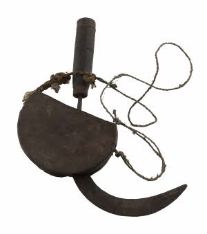 Ancienne Faucille Serpe Tibétaine Avec Étui en Bois – Outil Agricole de l’Himalaya