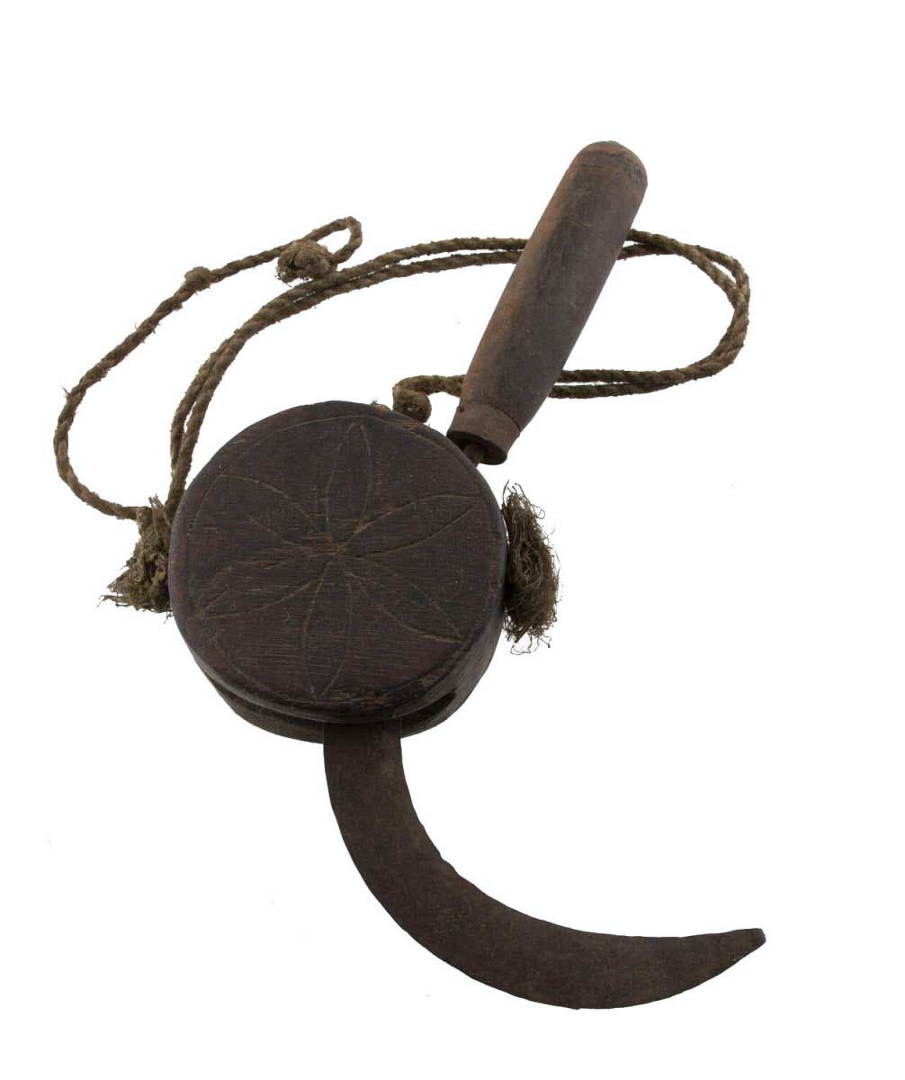 Ancienne Faucille Serpe Tibétaine en Fer et Bois – Outil Agricole de l’Himalaya
