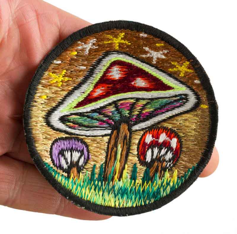Écusson Brodé Champignon Psychédélique – Artisanat Népalais