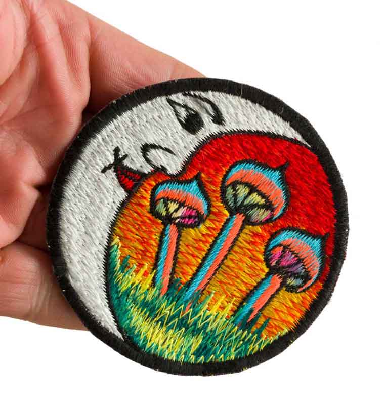 Écusson Brodé Lune Et Champignon Psychédélique – Patch Artisanal Du Népal