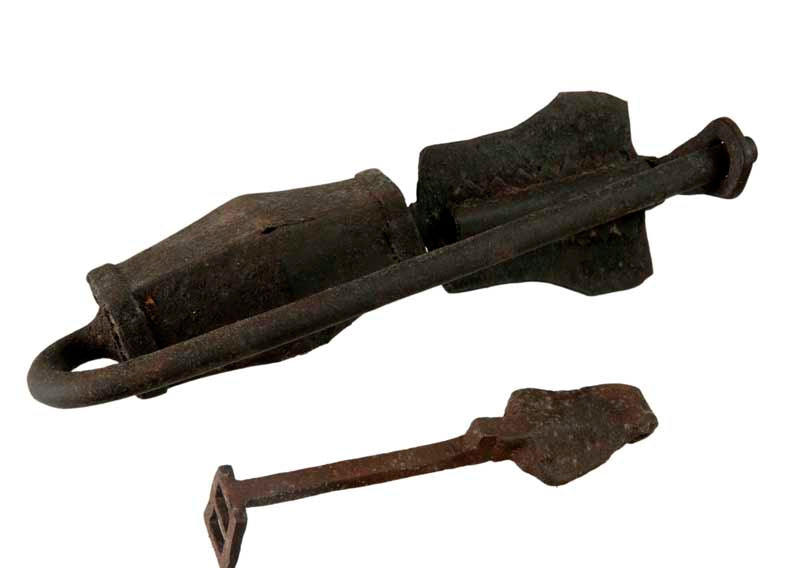 Ancien Cadenas Traditionnel En Fer Forgé – Artisanat Du Népal Et De L'Inde