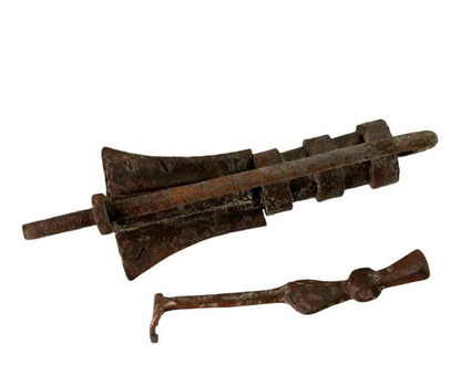 Ancien Cadenas Traditionnel En Fer Forgé – Artisanat Du Népal Et De L'Inde