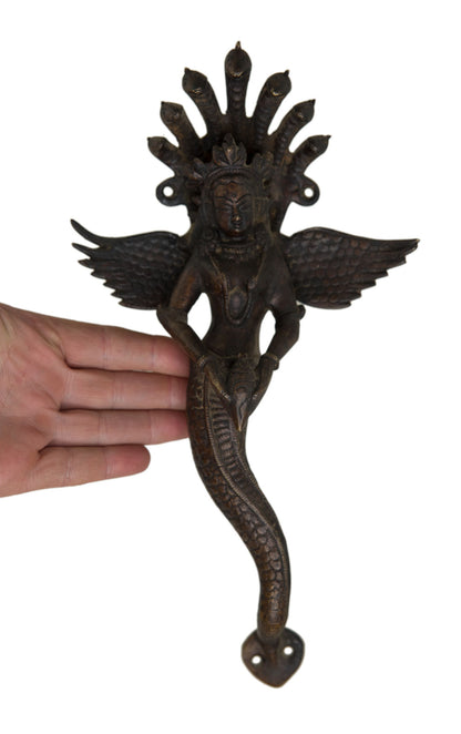 Statue / Poignée de porte Naga Kanya en Laiton – Artisanat Indien et Symbole de Protection