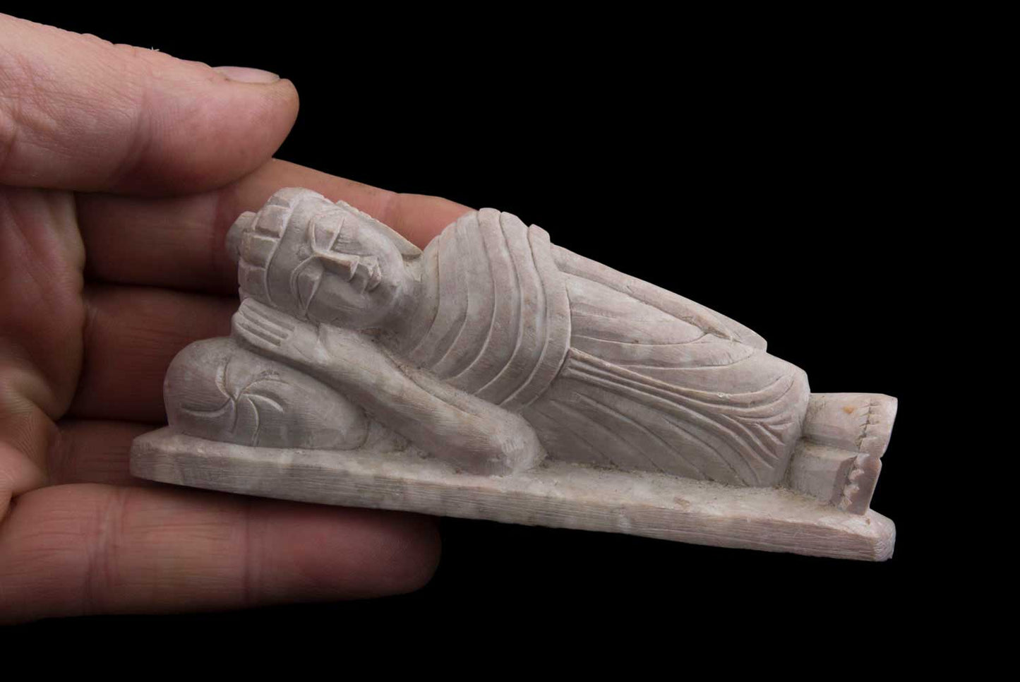 Statue Bouddha allongé au Nirvana en pierre ollaire – Sculpture artisanale indienne unique