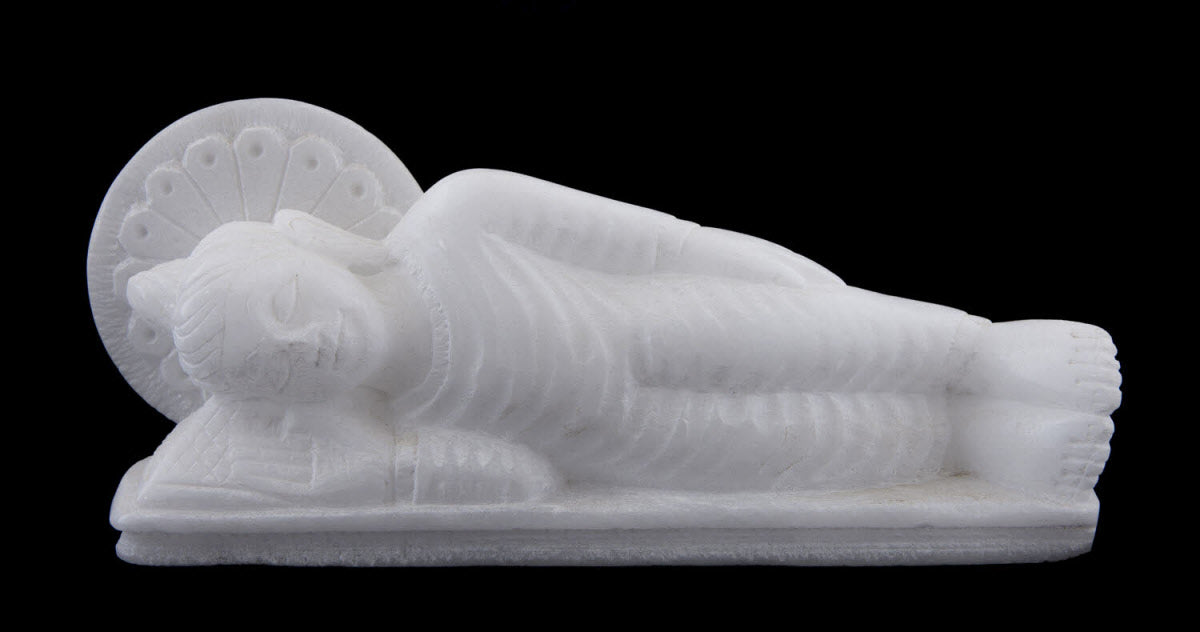 Statue Bouddha Nirvana en marbre blanc – Sculpture artisanale indienne symbole de sérénité