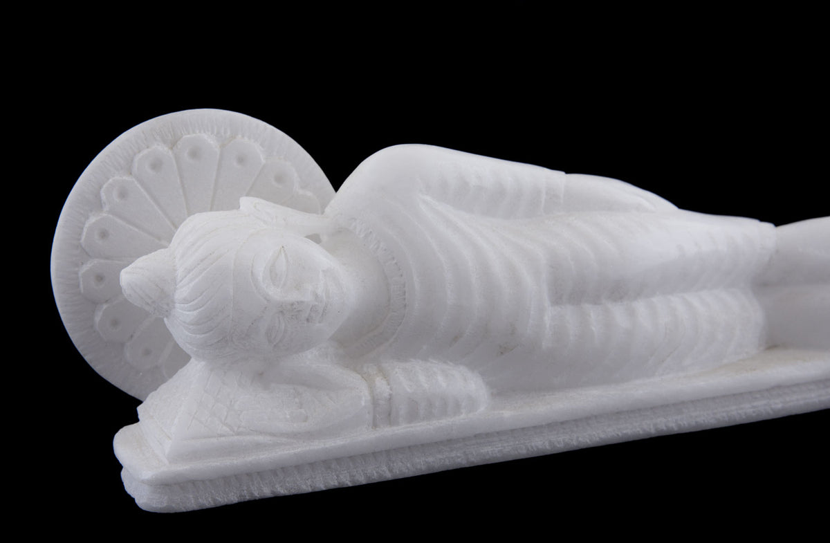 Statue Bouddha Nirvana en marbre blanc – Sculpture artisanale indienne symbole de sérénité