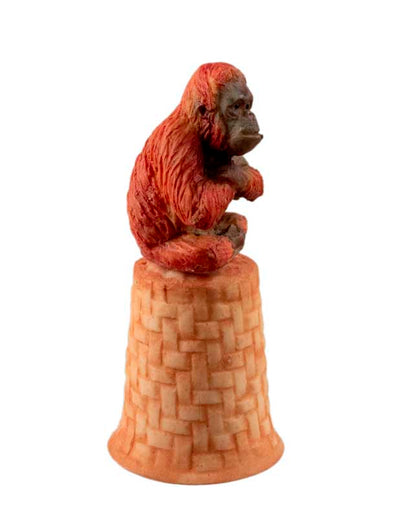 Dé à Coudre Singe Orang-Outan Bras Croisés en Céramique – Artisanat Thaïlandais