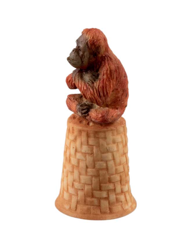 Dé à Coudre Singe Orang-Outan Bras Croisés en Céramique – Artisanat Thaïlandais
