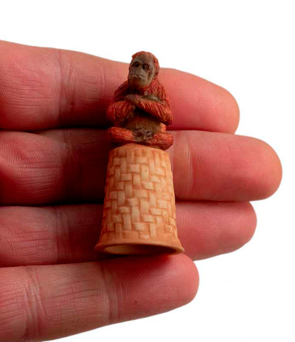 Dé à Coudre Singe Orang-Outan Bras Croisés en Céramique – Artisanat Thaïlandais