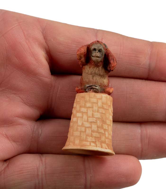 Dé à Coudre Singe Orang-Outan Pensif en Céramique – Artisanat Thaïlandais