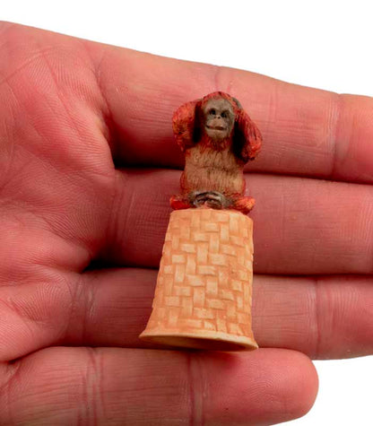 Dé à Coudre Singe Orang-Outan Pensif en Céramique – Artisanat Thaïlandais
