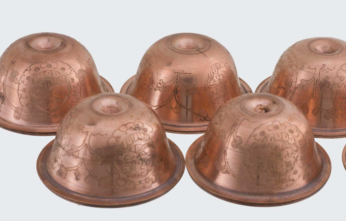 7 Bols d'Offrande Bouddhistes en Cuivre Ciselé Argenté Ø 8.1 cm – Artisanat du Népal